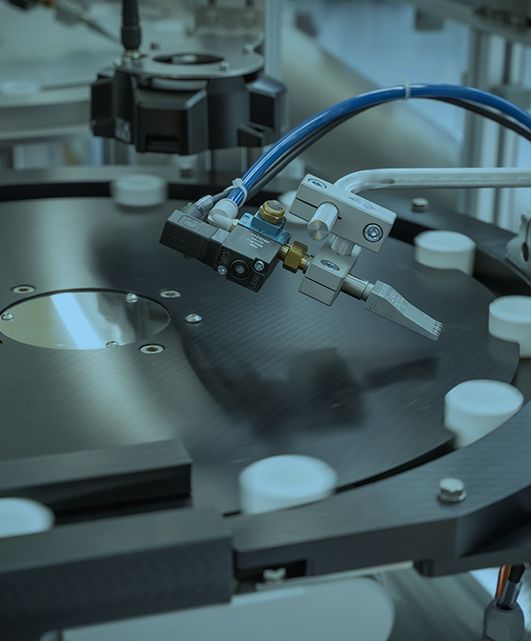Detalle de una máquina de ensamblado Proyecma
